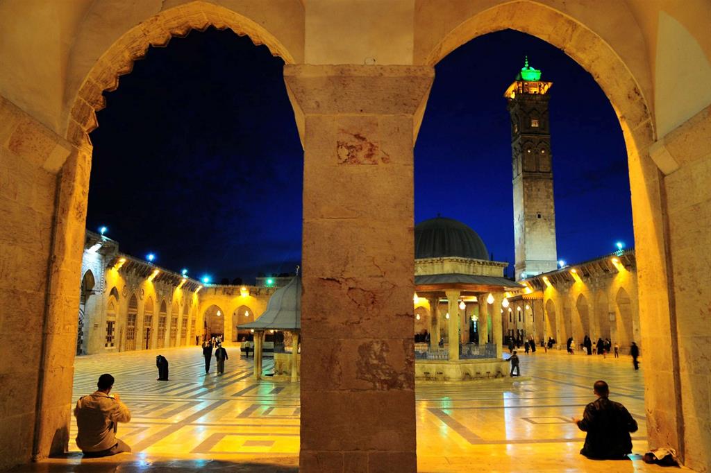 Il servizio fotografico proposto dall'agenzia Reuters (Wider Image) mostra il cambiamento della città, dopo il suo lungo assedio. In questa immagine e nella successiva la moschea di Umayyad nel 2009 e com'è oggi. - 