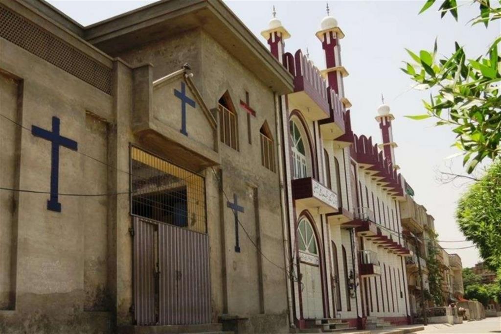 Pakistan, la moschea attaccata alla chiesa