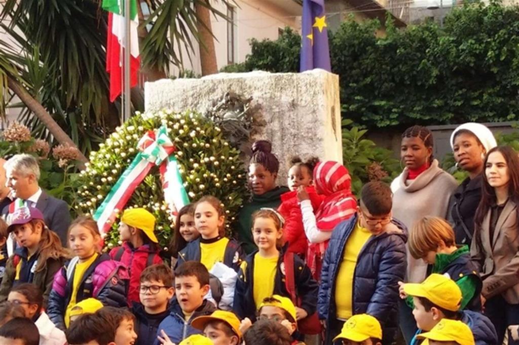 I ragazzi di Sant'Alessio in Aspromonte durante una cerimonia pubblica col sindaco (primo a sinistra)