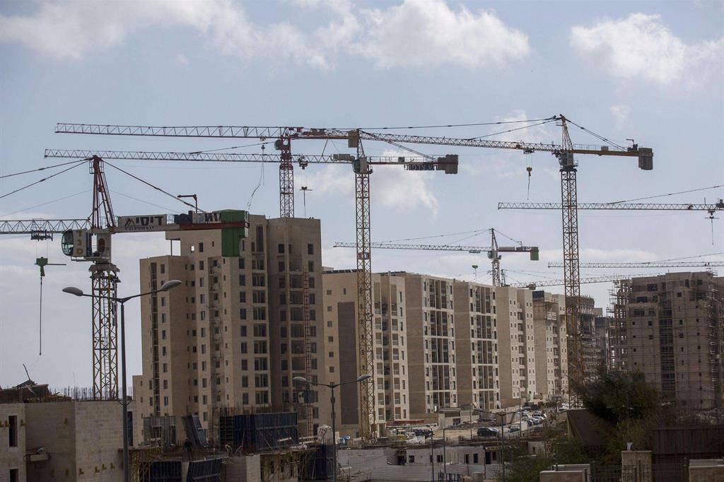 I lavori per nuovi insediamenti a Gerusalemme Est (Ansa)