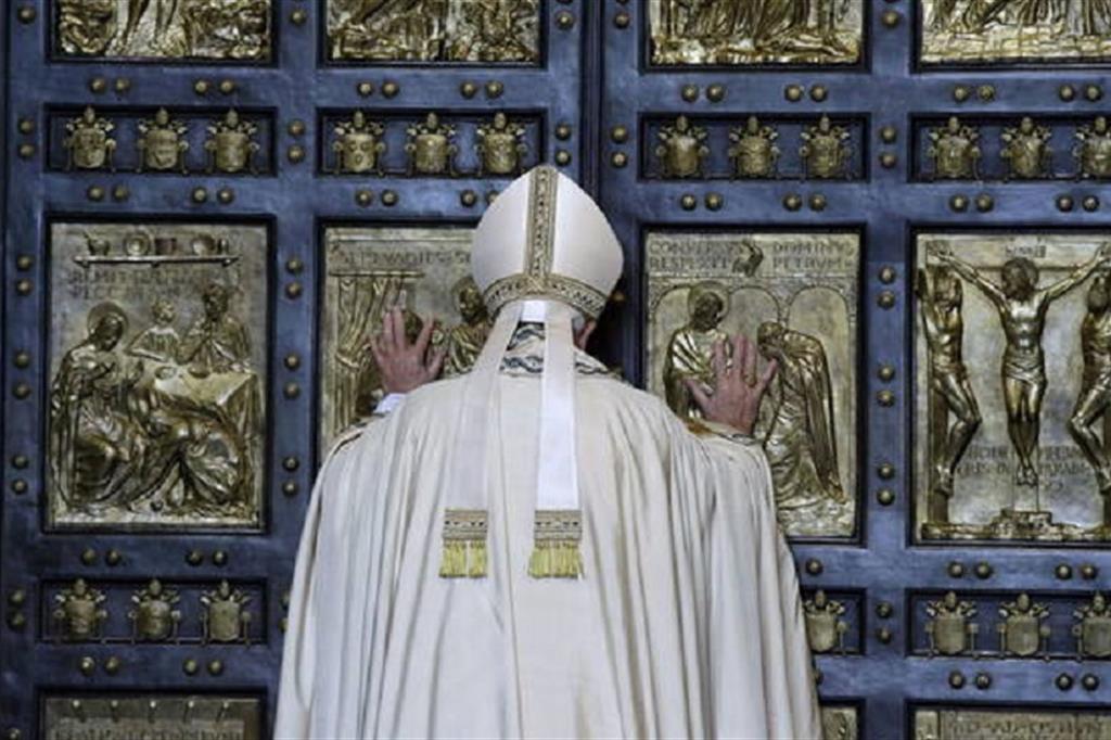 L'apertura della Porta Santa da parte di papa Francesco l'8 dicembre 2015