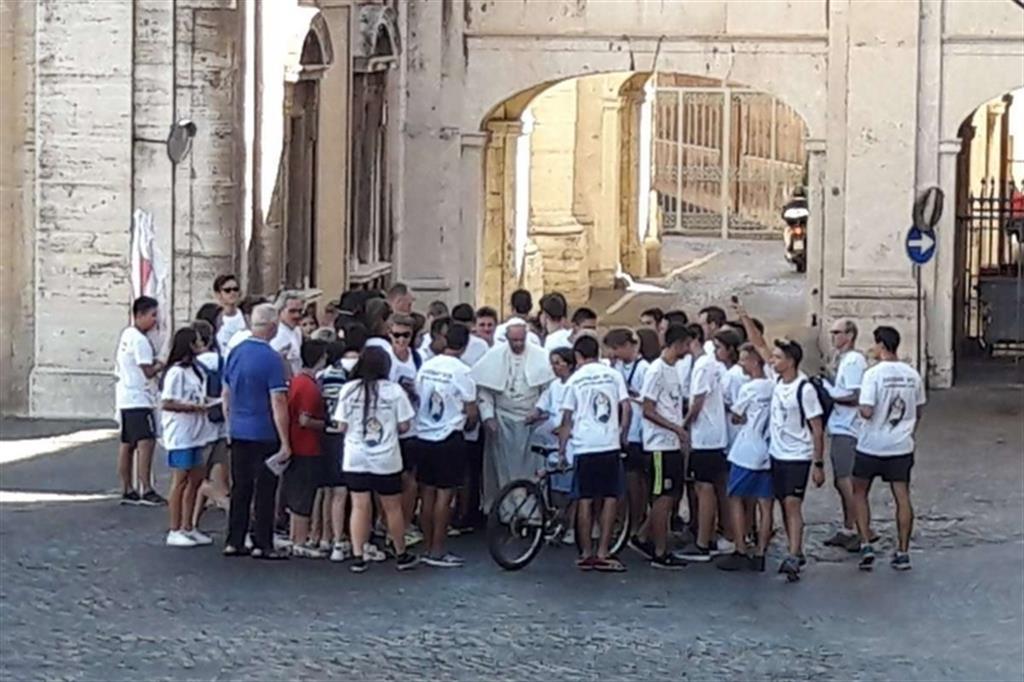 Il Papa a sorpresa saluta i pellegrini in bici