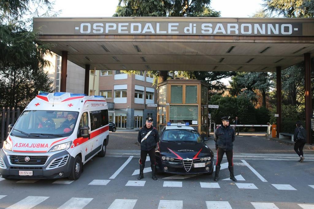 I carabinieri all'ingresso dell'ospedale di Saronno (Fotogramma)
