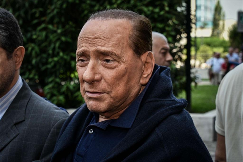 Berlusconi dimesso, «spero di essere utile»
