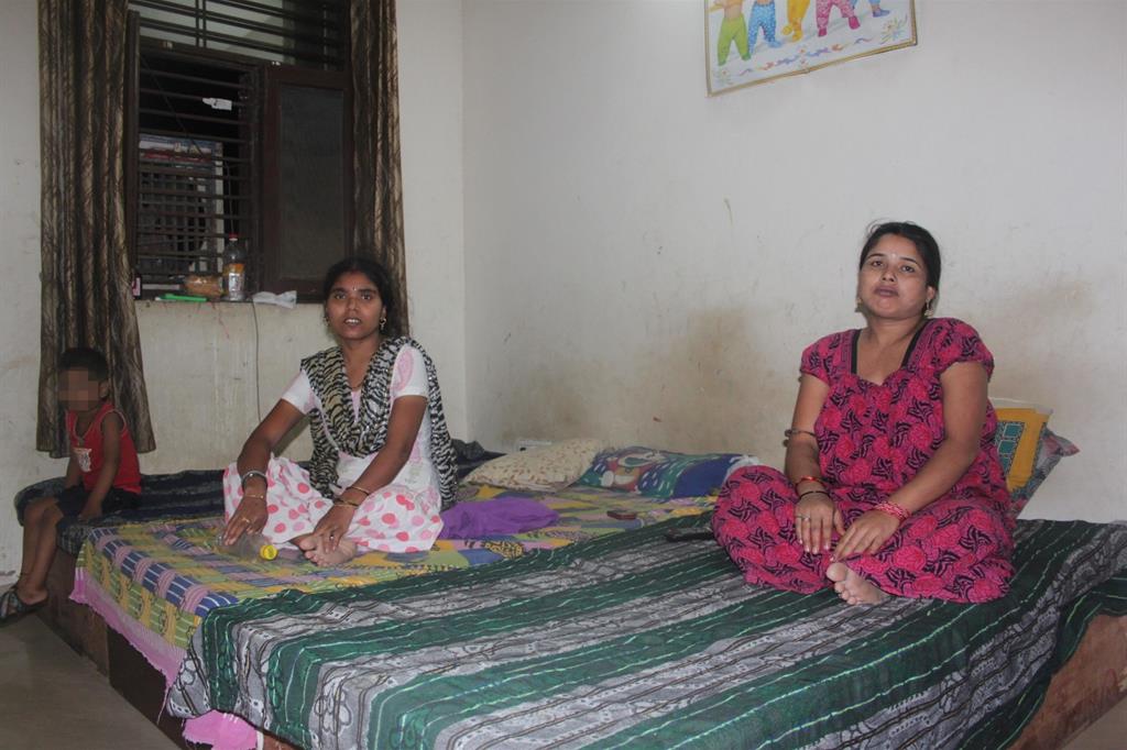 Donne in un centro dove viene praticato l'utero in affitto, a New Delhi in India (Ansa)