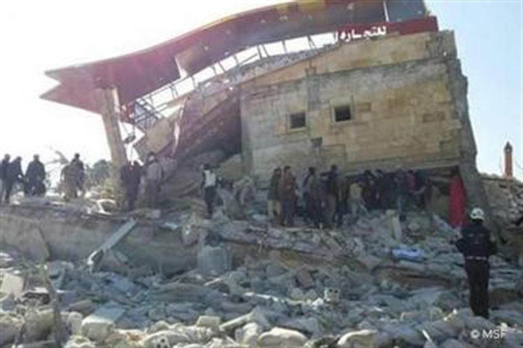 Bombe su ospedali e scuole, 50 morti 