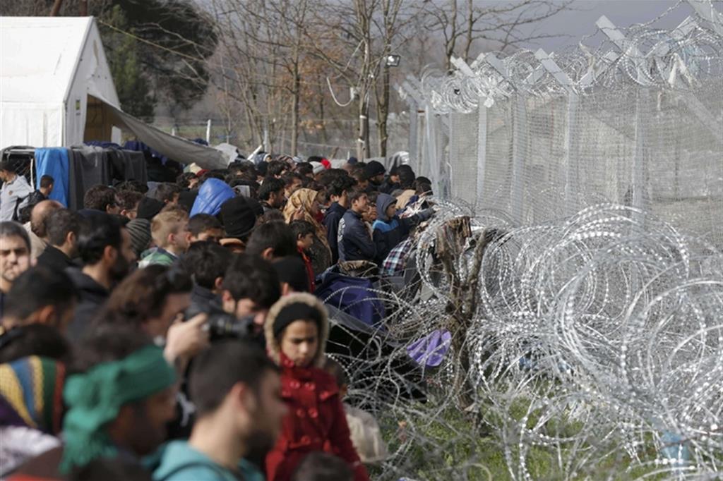 Migranti, 8mila accalcati al confine greco  