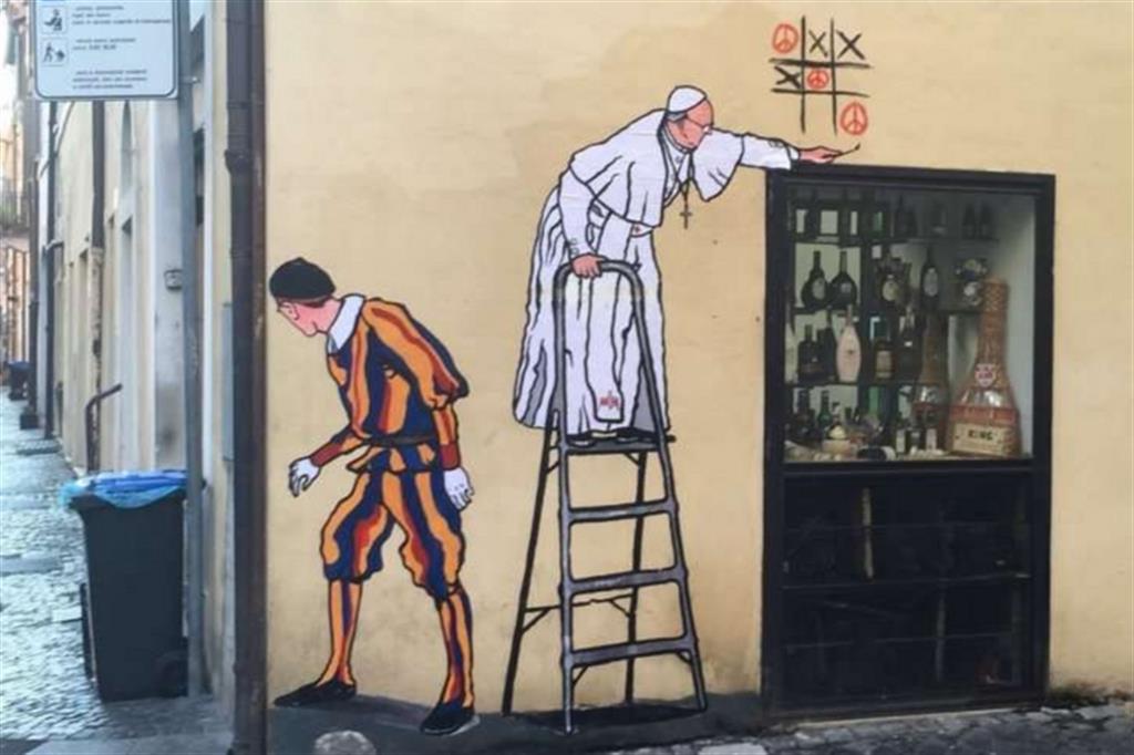 Spunta un murales con il Papa che gioca a tris per la pace