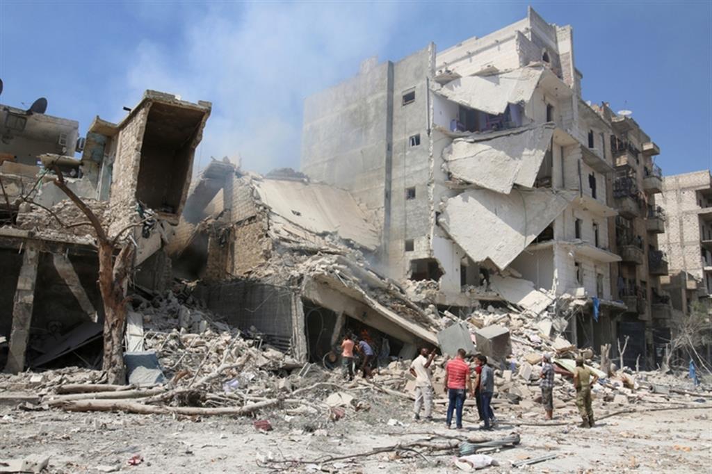 Aleppo sotto le bombe, colpito l'ospedale
