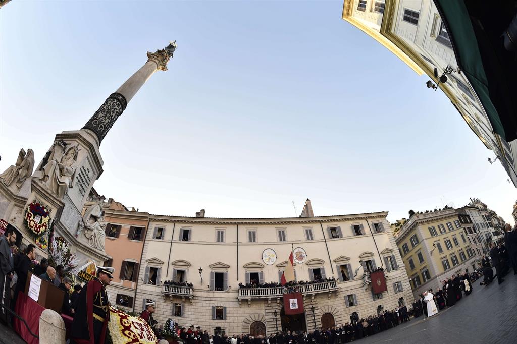 La statua dell'Immacolata in piazza di Spagna a Roma (Siciliani)