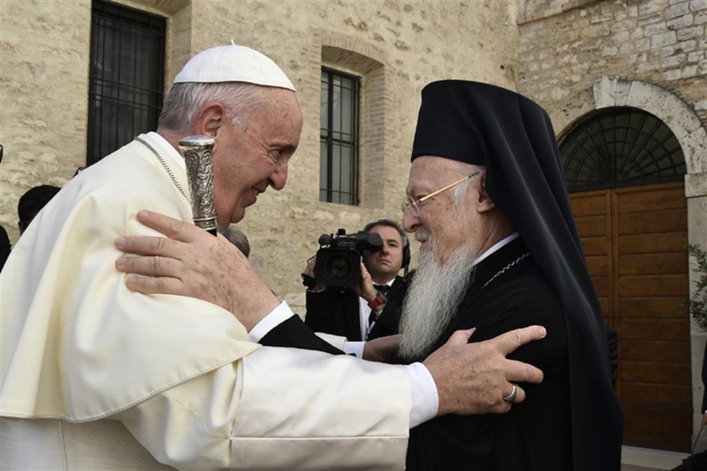 Papa Francesco, la pace di Assisi e la guerra globale: è il tempo del «noi» 