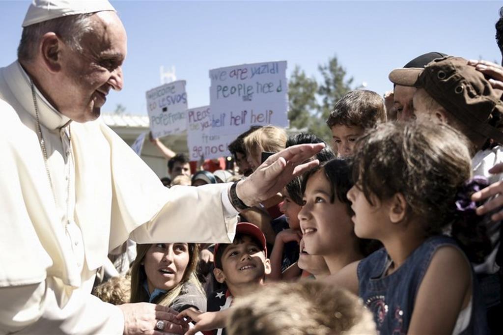 Da Lesbo il Papa scuote l'Europa: ponti, non recinti. I migranti sono fratelli 