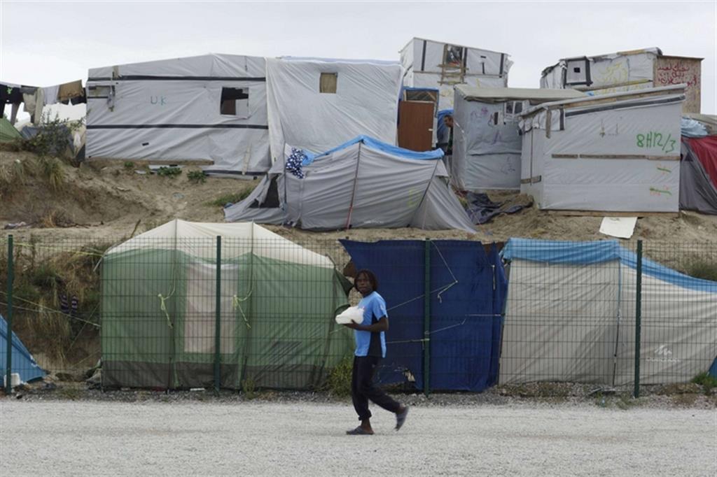 A Calais il muro inglese anti-migranti