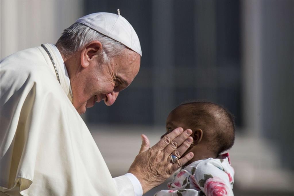 Il Papa a pranzo con i rifugiati siriani 