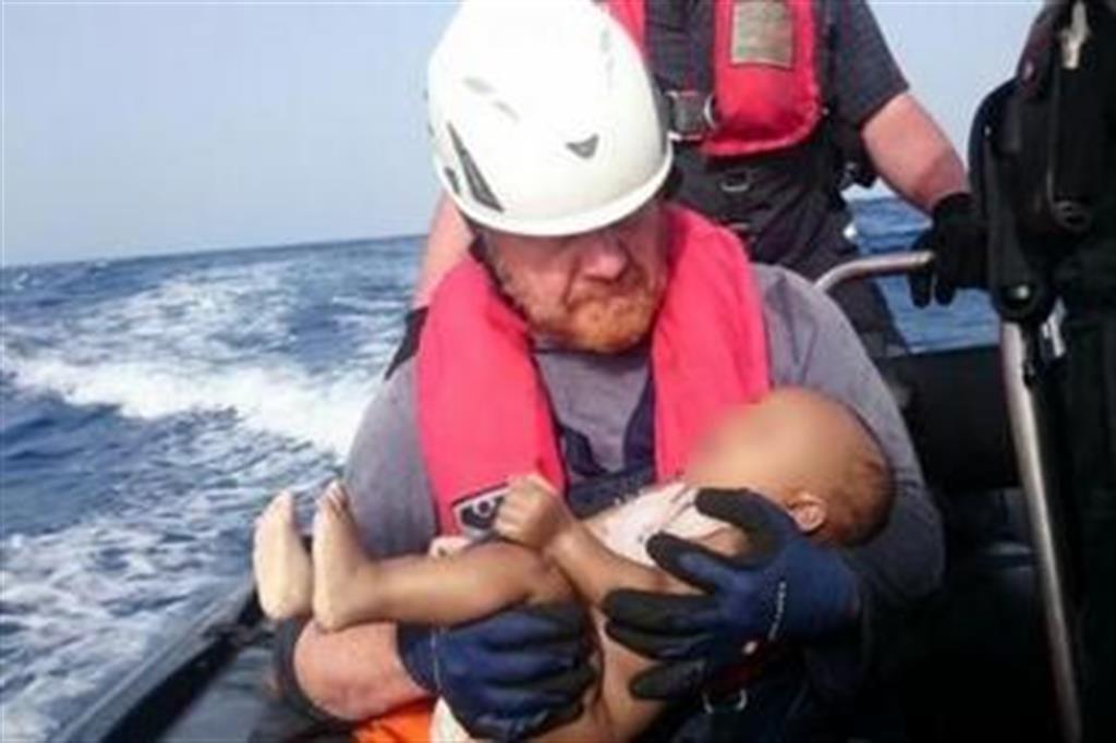 Il volontario che culla il neonato annegato
