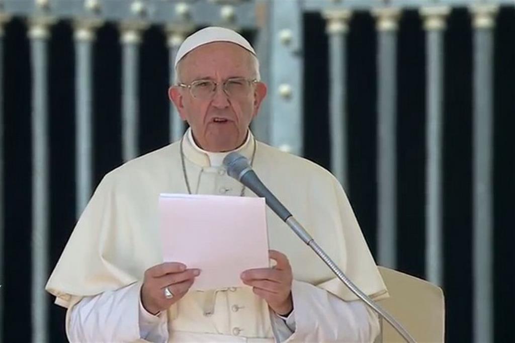 Papa a Udienza: recitiamo il Rosario per le vittime 