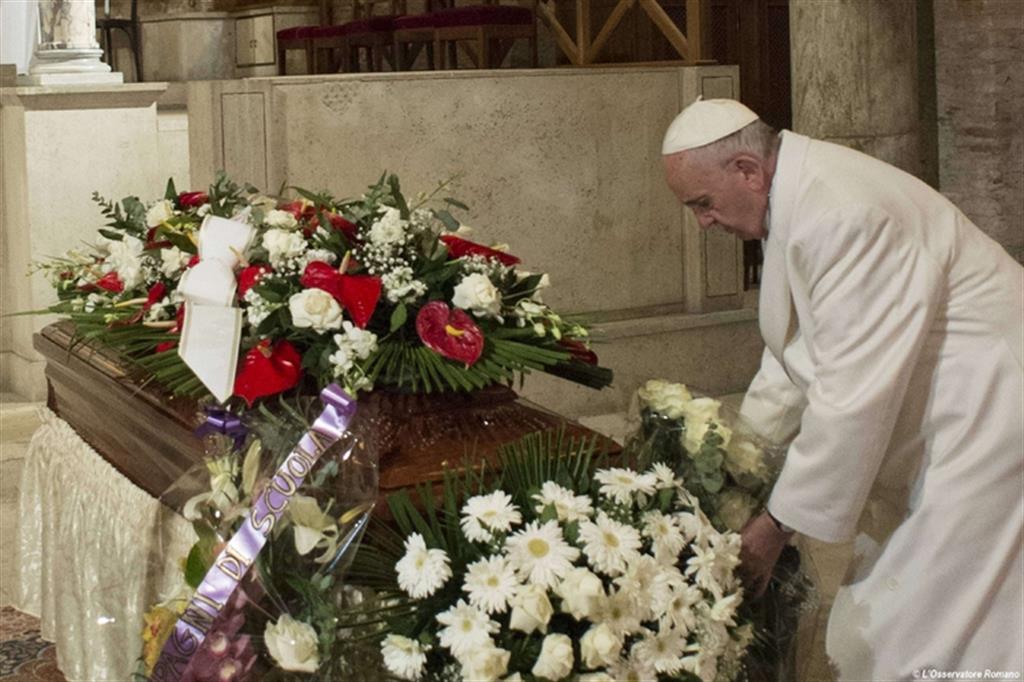 Papa Francesco e le rose bianche per Miriam Woldu