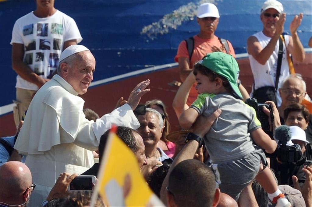 Papa: risposte politiche e sociali a crisi migranti