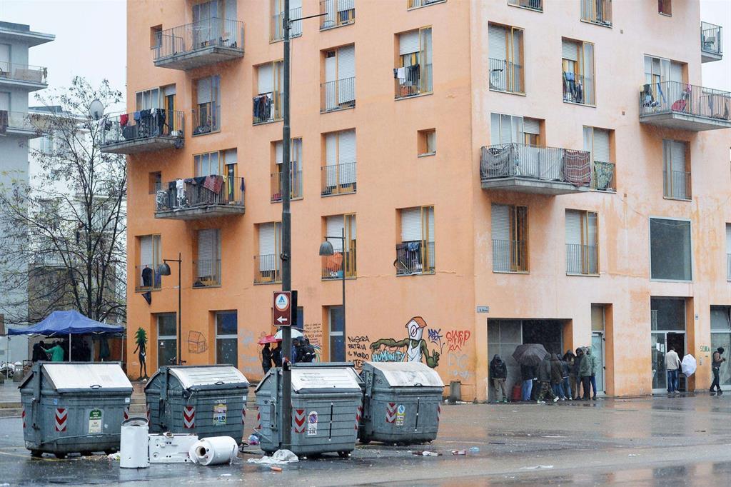 Tensioni a Torino tra le palazzine dell'ex villaggio olimpico da tempo occupate da famiglie di immigrati e profughi (Ansaweb)