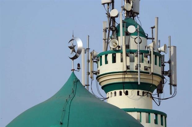 Altoparlanti diffondono la preghiera islamica da un minareto