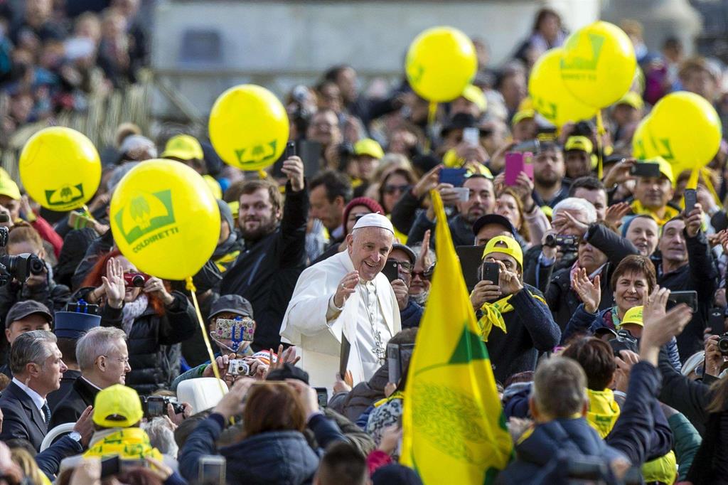 Papa Francesco saluta i fedeli in piazza San Pietro (Ansaweb)