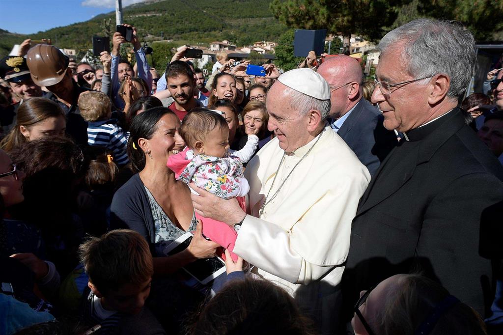 Il Papa con l'arcivescovo Boccardo lo scorso 4 ottobre a San Pellegrino di Norcia