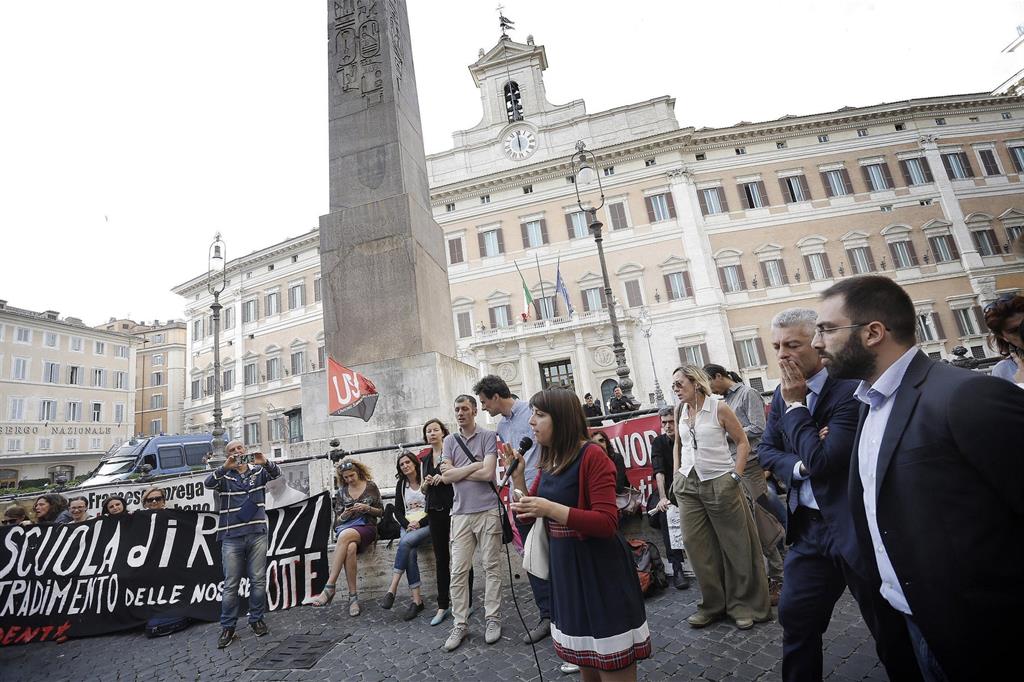 Insegnanti protestano in piazza Montecitorio