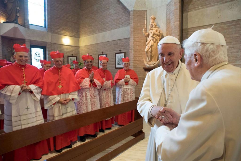 Il Papa emerito abbraccia i cardinali e prega con loro