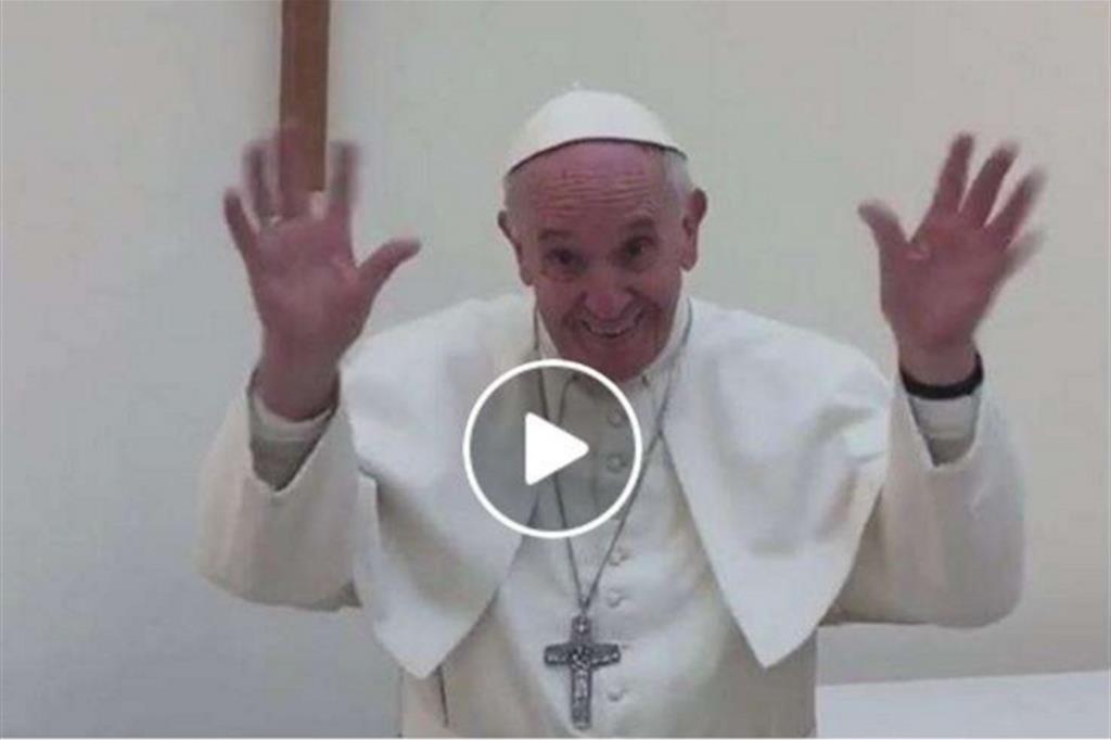 Papa Francesco fa gli auguri di Natale alle persone non udenti: pregate per me