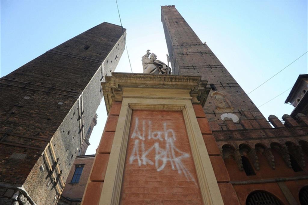 Bologna, danneggiata statua di San Petronio