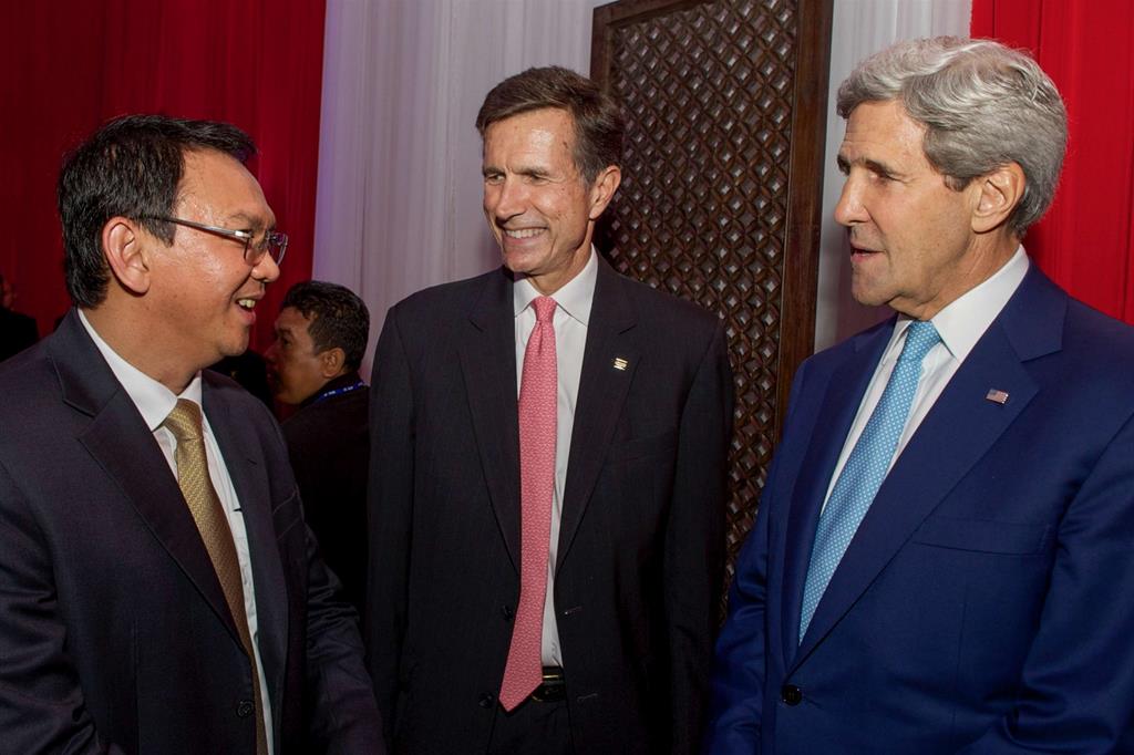 Il governatore di Giacarta Basuki Tjahaja Purnama “Ahok”, a sinistra, con il segretario di Stato Usa John Kerry