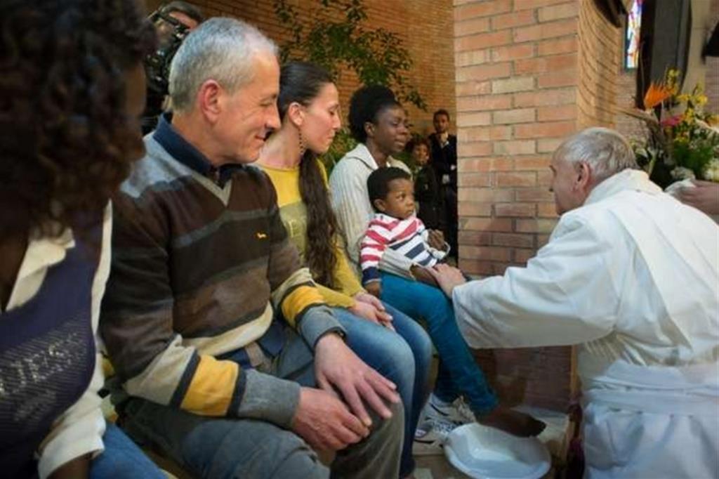Giovedì Santo: il Papa lava i piedi ai profughi