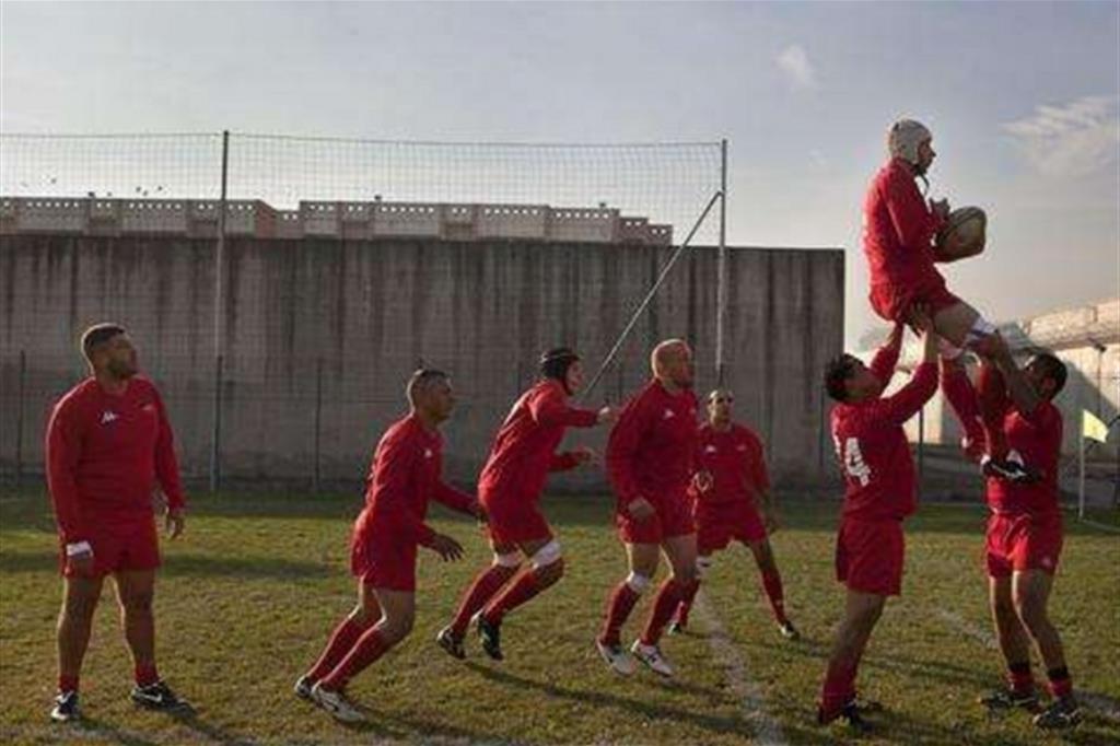 Un allenamento del Giallo Dozza, la squadra di rugby dell’omonimo carcere bolognese.