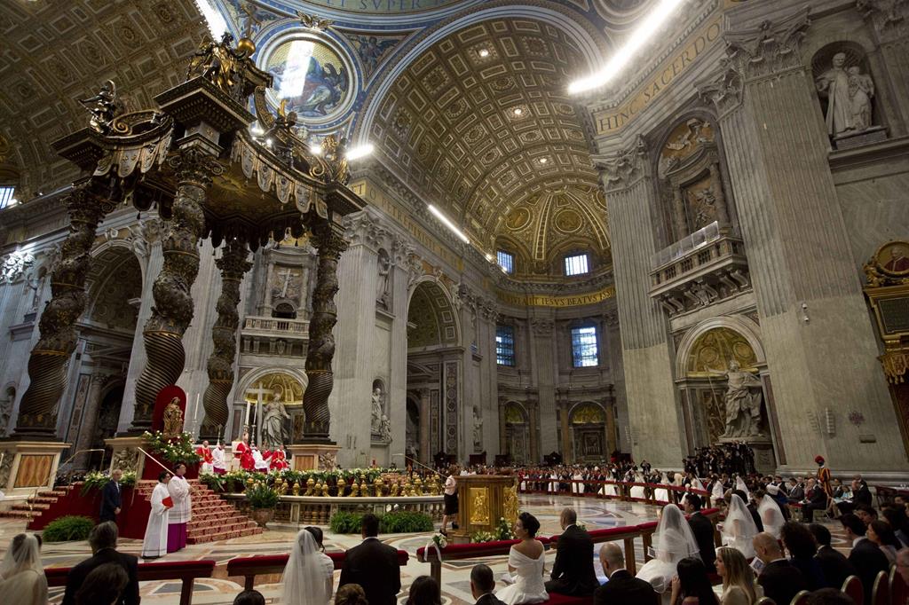 Basilica di San Pietro, il Papa celebra alcuni matrimoni