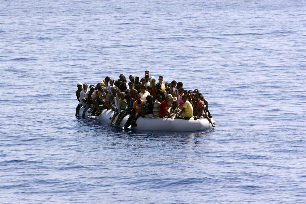 Naufragi nel Mediterraneo, 9 morti. «Cento dispersi»