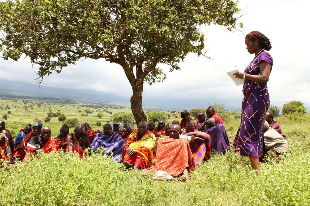 Nice Nailantei Leng’ete spiega i rischi dell'infibulazione ai capi Masai nella savana di Loitokitok (Emanuela Zuccalà) - 