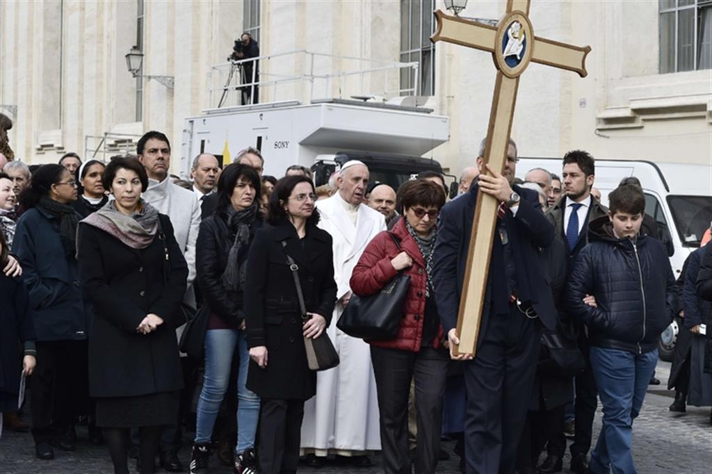 Il Papa: Chiesa scossa dalla storia, ma non crolla