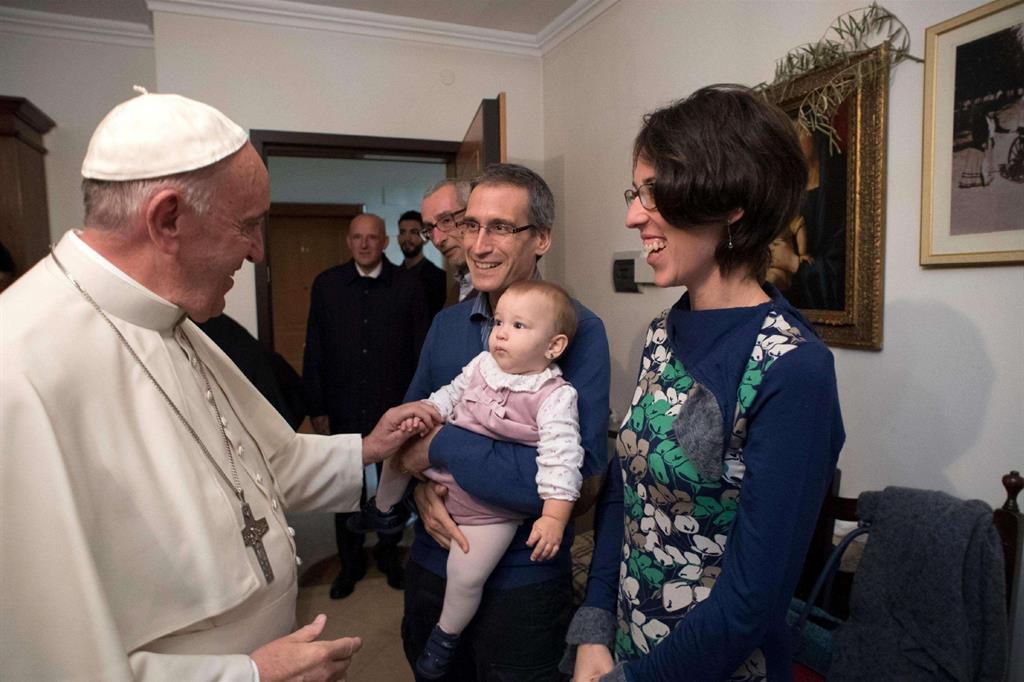 Papa Francesco ha incontrato le famiglie di alcuni giovani che negli anni scorsi hanno lasciato il sacerdozio (Foto Osservatore Romano)