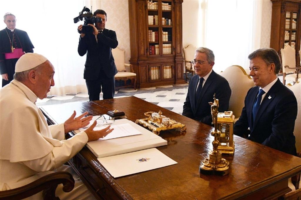 Papa Francesco ha ricevuto il presidente e l'ex presidente della Colombia (Ansa)