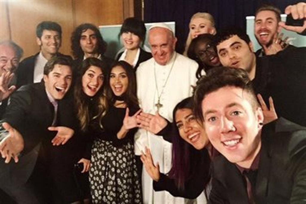Il Papa e quel selfie con gli youtubers