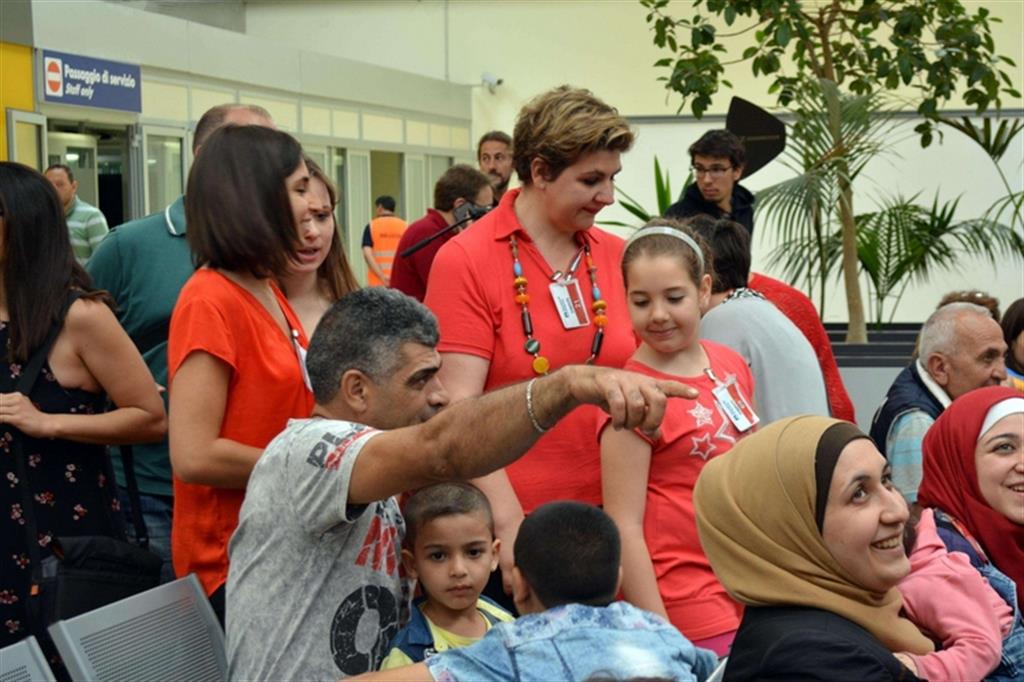 Profughi siriani arrivati a Fiumicino con i primi "canali umanitari" del giugno scorso (Ansa web)