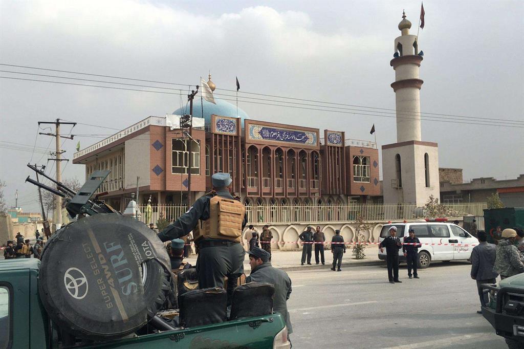Forze di sicurezza afghane davanti a una scuola religiosa sciita di Kabul dopo l'attentato di stamani (Ansa)