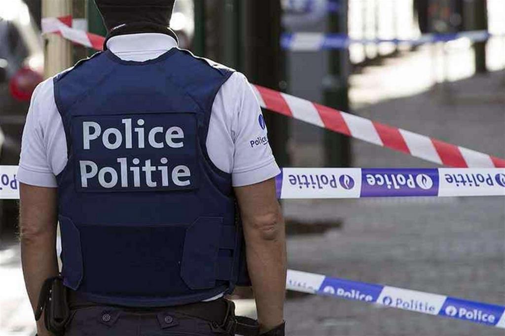 Belgio, terrorista ferisce due poliziotte