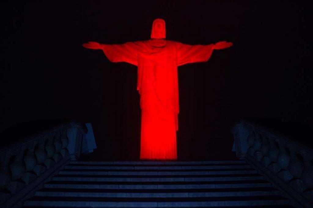 La statua di Cristo Re a Rio de Janeiro tinto di rosso per ricordare i martiri cristiani nel mondo.