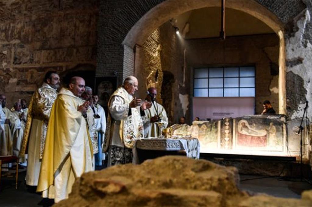 Il cardinale Sodano mentre celebra la Messa in Santa Maria Antiqua