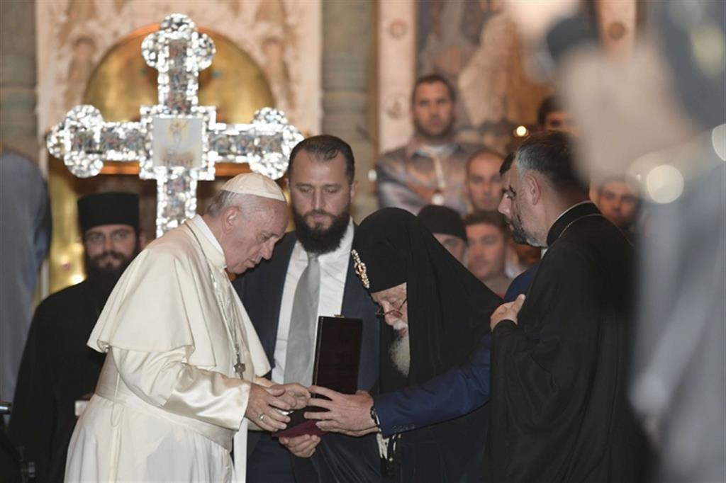 Papa in Georgia, abbraccio agli ortodossi «Guerra mondiale contro il matrimonio»