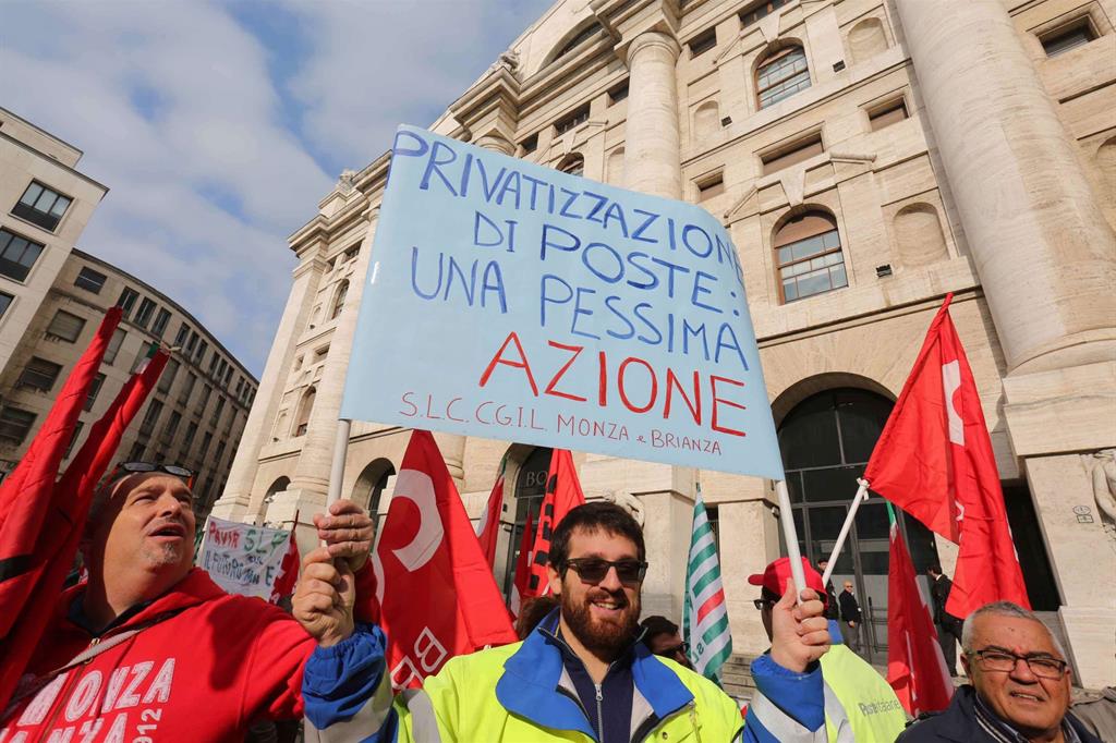 Un manifestante allo sciopero contro la privatizzazione delle Poste (Fotogramma)