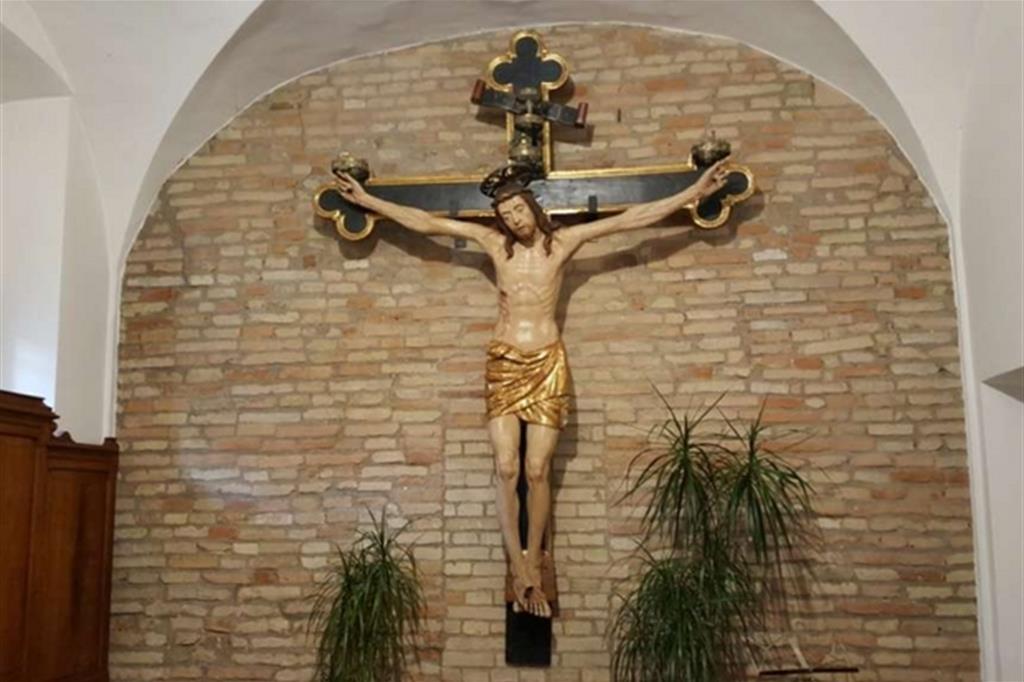 Il crocifisso ligneo del 1400 trasferito nella cappella del convento - 