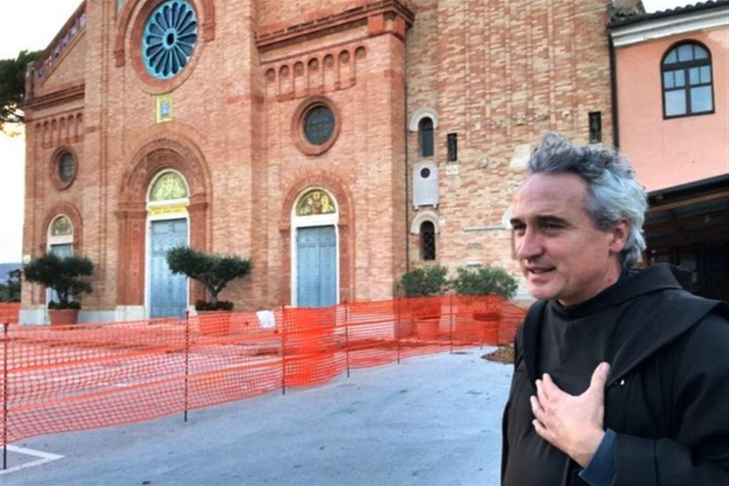 Il responsabile del santuario padre Luciano Genga davanti alla chiesa transennata - 