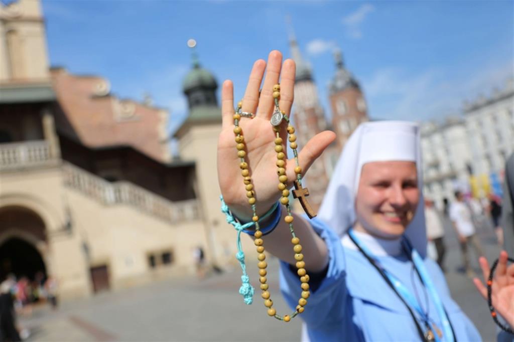 Caritas Cracovia per i rifugiati siriani: e all'asta andranno le scarpe del Papa